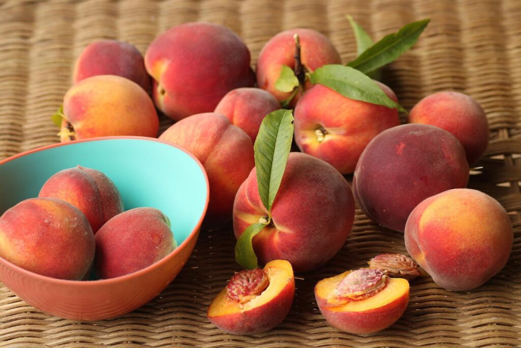 peaches, fruit, vitamins-4375600.jpg